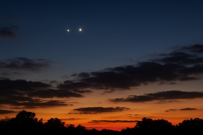 **Mis de zeldzame nauwe ontmoeting tussen Mercurius en Jupiter niet, die de juni-twilighthemel verlicht**